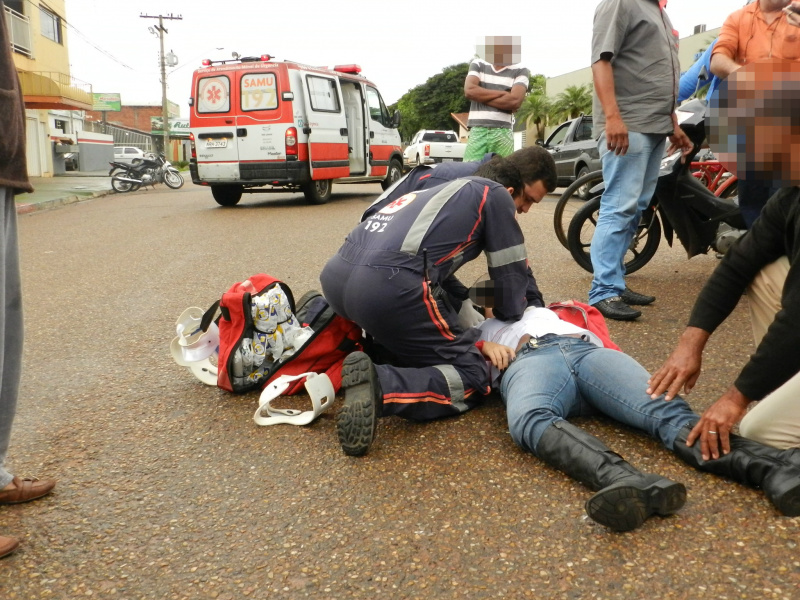 A condutora da motocicleta foi encaminhada ao Hospital Auxiliadora, com suspeita de traumatismo craniano, fratura no fêmur e punho esquerdo.Foto: Rádio Caçula