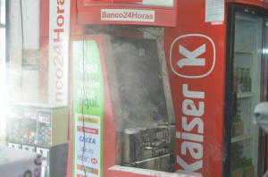 Bandidos tentaram explodir caixa eletrônico, mas não tiveram sucesso (Foto: Vanessa Tamires)