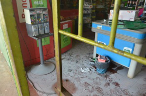 Assaltantes levaram R$ 500 que estavam nos caixas do mercado (Foto: Vanessa Tamires)