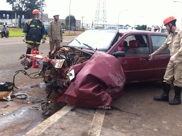 Carro ficou totalmente destruído com a colisão que ocorreu na entrada do bairro Maria Aparecida Pedrossian (Foto: Karina Campos)
