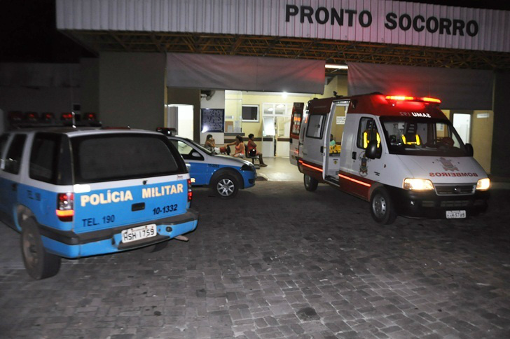 Alexandre foi socorrido depois de ser esfaqueado no abdômen e nas costas - Foto: Maikon Leal