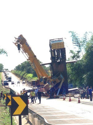 Operação de retirada do guindaste neste domingo(Foto: Leandro Oliveira/TV Morena)
