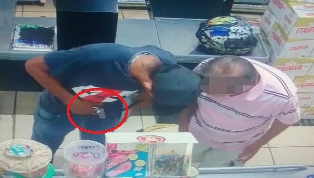 No detalhe, a arma utilizada pelo assaltante. (Imagem: Reprodução)