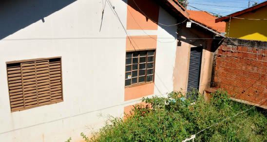 Foto: Bruno Henrique/Correio do EstadoMato toma conta de casas abandonadas do Conjunto Ramez Tebet