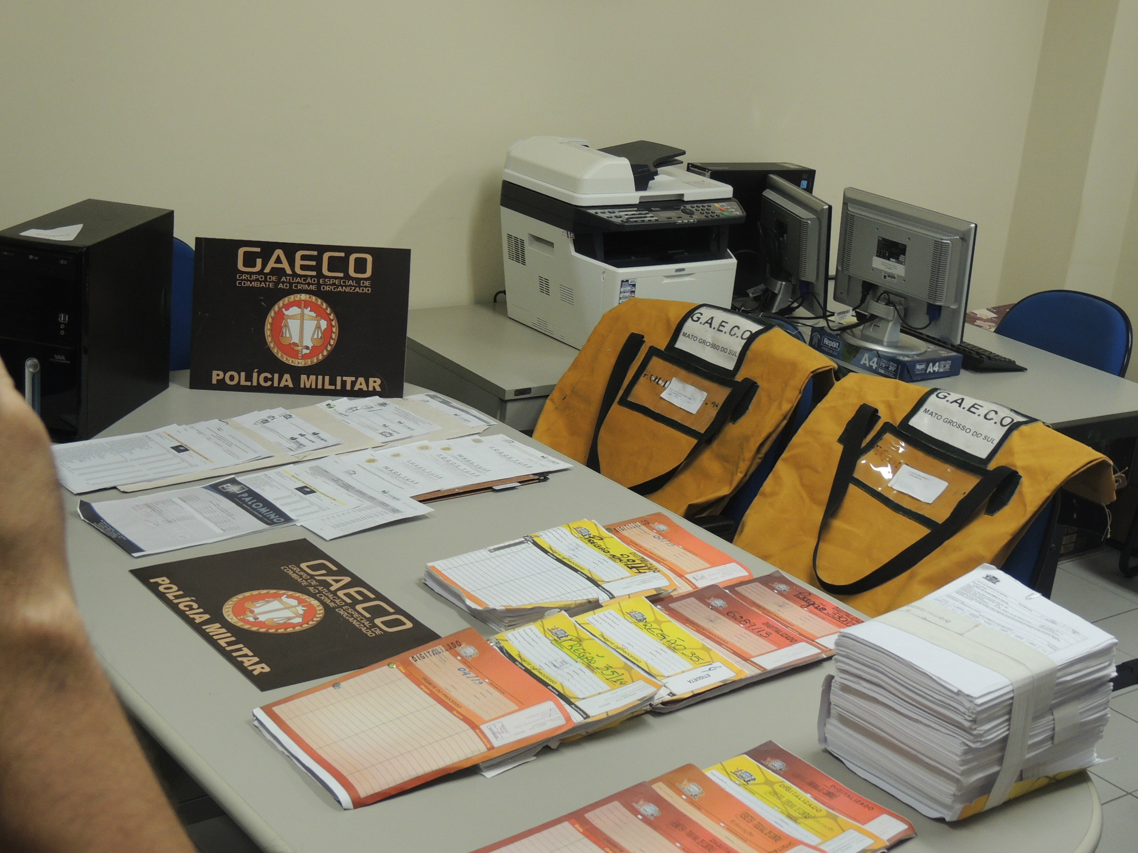 Foto: Rádio CaçulaDocumentação apreendida nos setores de licitação e finanças da prefeitura 