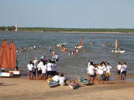 Caravana do Esporte, Salvaterra, Ilha do Marajó, Pará. Dando aula de vela e canoagem para estudantes locais. Foto Axel Grae