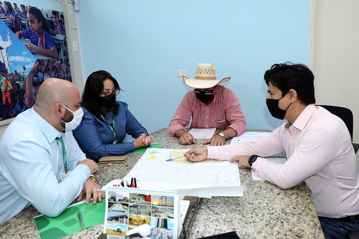 O prefeito de Três Lagoas, Angelo Guerreiro, e o secretário de Infraestrutura, Transporte e Trânsito, Adriano Barreto, recebeu em seu gabinete no dia 31 de julho, a reitora, professora e doutora do IFMS, Elaine Borges M. Cassiano e o  diretor geral, Walterísio Gonçalves Carneiro Júnior. Foto: PMTL.