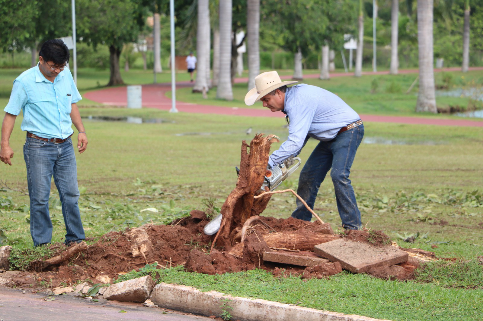 O prefeito de Três Lagoas, Angelo Guerreiro, coordenou diretamente os trabalhos de recuperação de ruas, praças e residências depois que um temporal atingiu a cidade. 