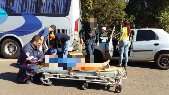 Acidente envolvendo um ônibus e um veículo de passeio, que aconteceu por volta das 13h dessa segunda-feira em Três lagoas