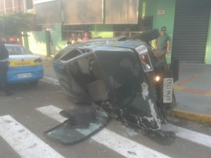 O Fiat Uno capotou e depois parou tombado na pista. (Foto: Francisco Júnior)
