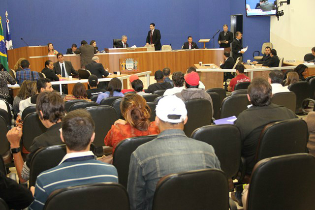 Durante a sessão, foi apresentado um documento encaminhado por alunos do Projovem Adulto, relatando problemas como pagamento e falta de professores, suspensão de pagamento de bolsas e falta de materiais.Foto: Assessoria