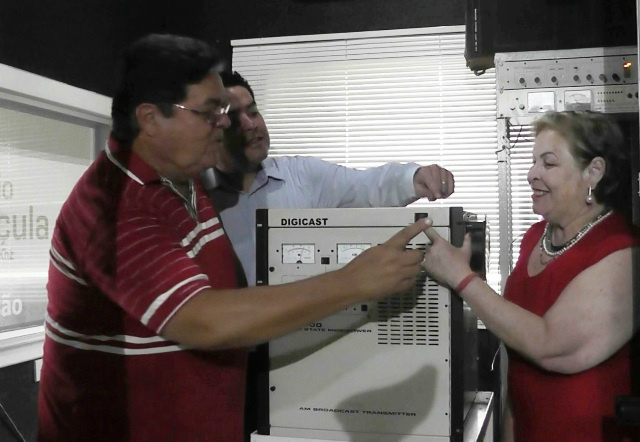 A Diretoria da Rádio Caçula desligou os transmissores que operavam em AM 1480 na sexta-feira (06), a após 48 horas a emissora já transmite em FM 96,9.
