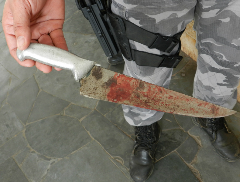 A faca foi utilizada pelo idoso que desferiu golpes em seu filho embriagado. Foto: Rádio Caçula
