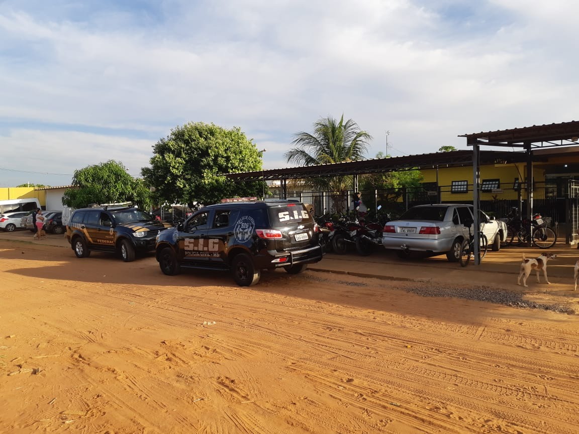 Durante a manhã desta quinta-feria (31) foi realizada, uma varredura no presídio semiaberto de Três Lagoas com apoio da Polícia Militar de Três Lagoas (Força Tática),  onde foram encontrados celulares e drogas. Em umas das celas foi identificado o responsável pela droga encontrada, razão pela qual está sendo autuado em flagrante delito no 3º DP. Foto: Polícia Civil MS.