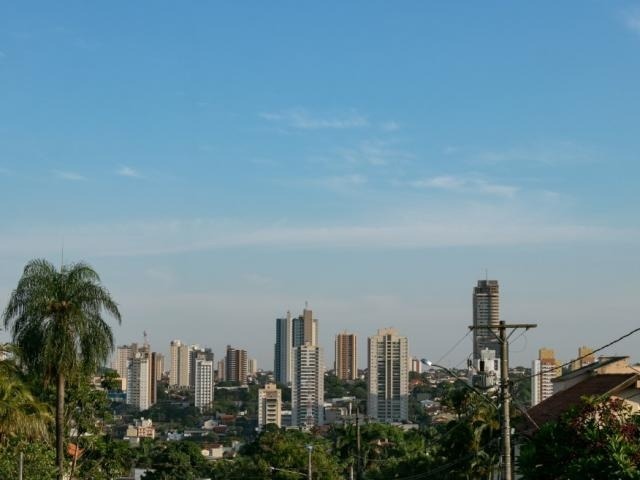Campo Grande amanheceu com céu claro e máxima poderá chegar aos 37°C nesta sexta-feira. (Foto: Henrique Kawaminami)