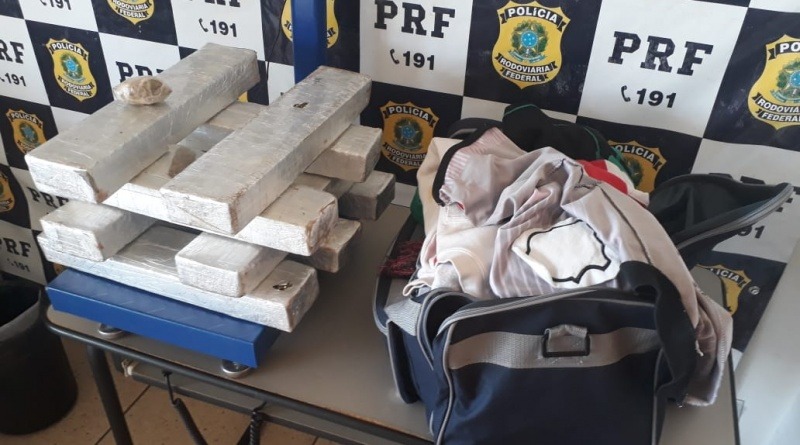 A Polícia Rodoviária Federal (PRF) apreendeu 10 Kg de maconha. Foto: PRF.