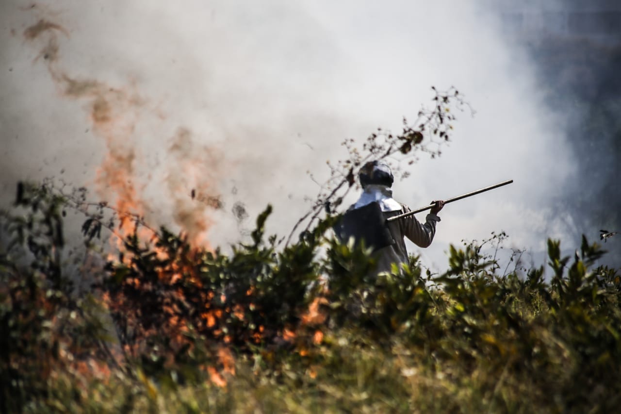 Incêndio em vegetação é combatido por militares em Campo Grande. (Henrique Arakaki, Midiamax)