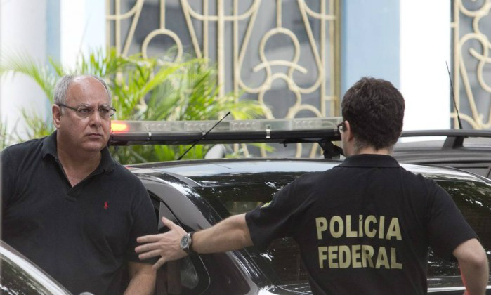 O ex-diretor de serviço da Petrobras, Renato Duque chega a sede da Polícia Federal no Rio - Márcia Foletto / Agência O Globo