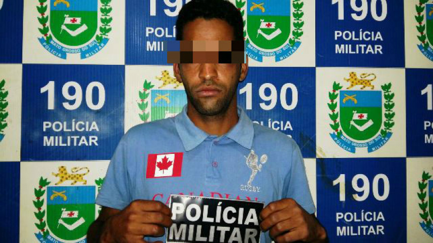 Polícia Militar cumpre mandado de prisão e apreende S. R. P. de 25 anos na Avenida Rafael de Haro.