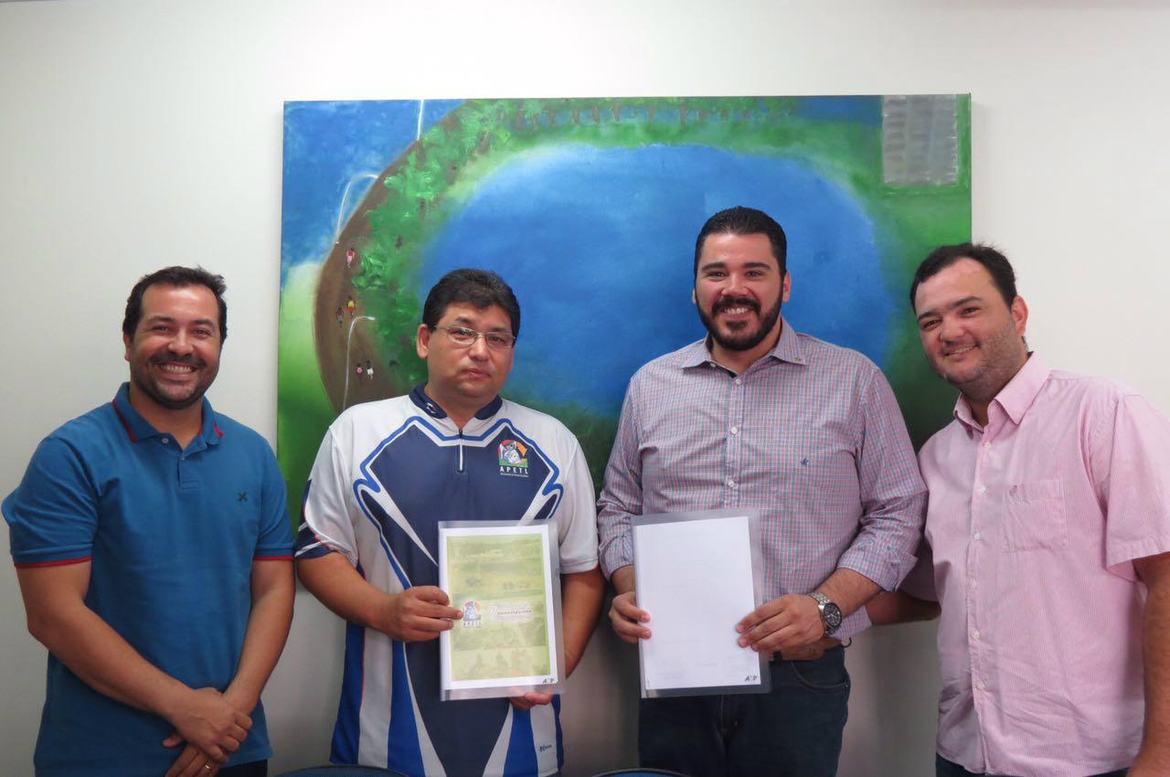 O Vereador Marcus Bazé esteve na Secretaria de Desenvolvimento Econômico, Ciência e Tecnologia na manhã desta segunda-feira (09) para apresentar ao Secretário Antônio Empke a equipe da APETL (Associação de Pesca Esportiva de Três Lagoas).