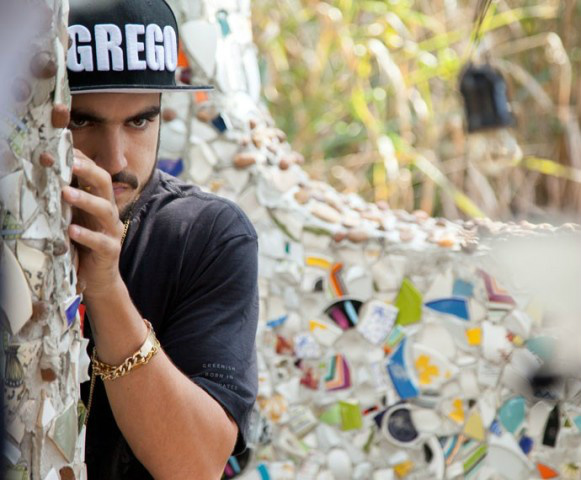 Grego observa cena com sangue nos olhos (Foto: Fabiano Battaglin/Gshow)