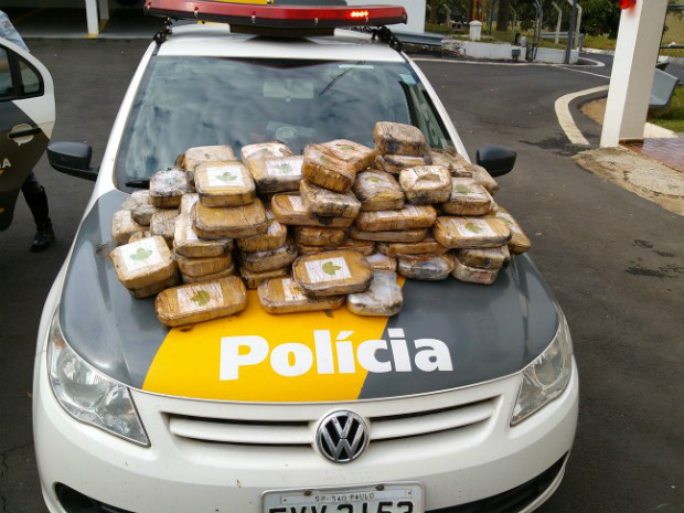 Aproximadamente 200 tabletes de pasta base de cocaína foram apreendidos em Boituva (SP). (Foto: Divulgação / Polícia Rodoviária)
