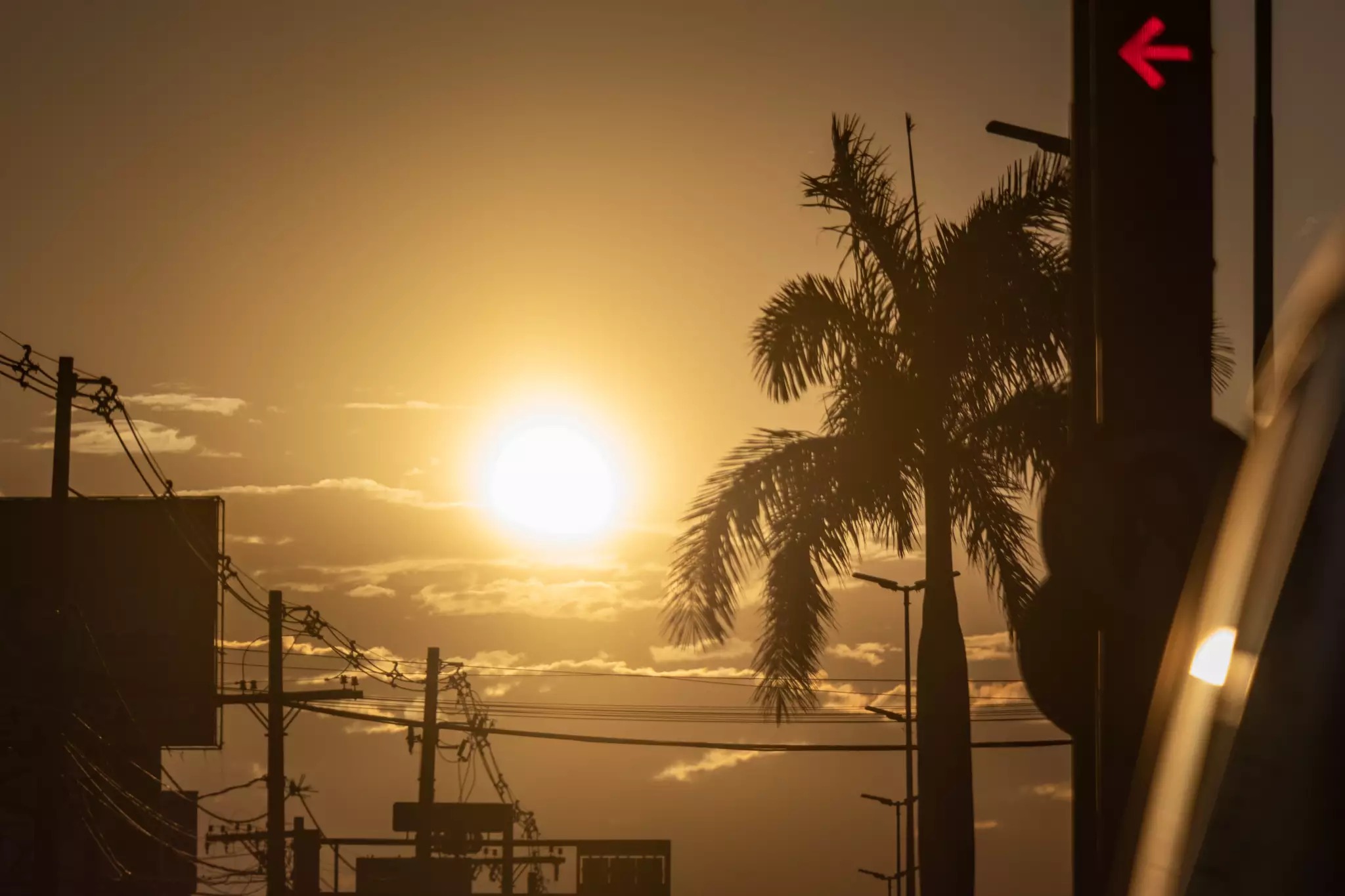 Amanhecer com sol brilhante forte visto da Avenida Eduardo Elias Zahran (Foto: Henrique Kawaminami)