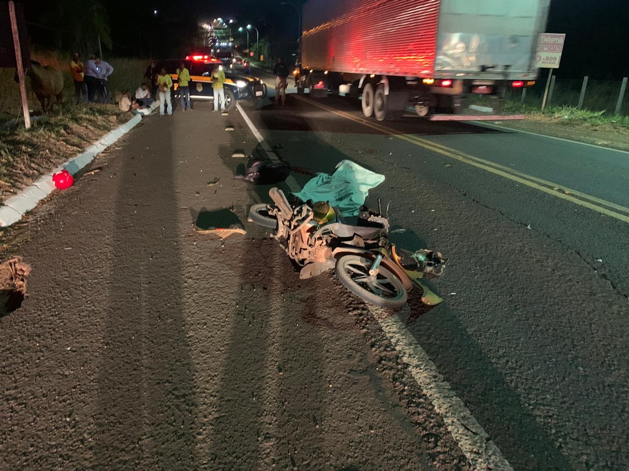 Jovem de 24 anos veio a óbito no local do acidente. Foto: 2º PM.