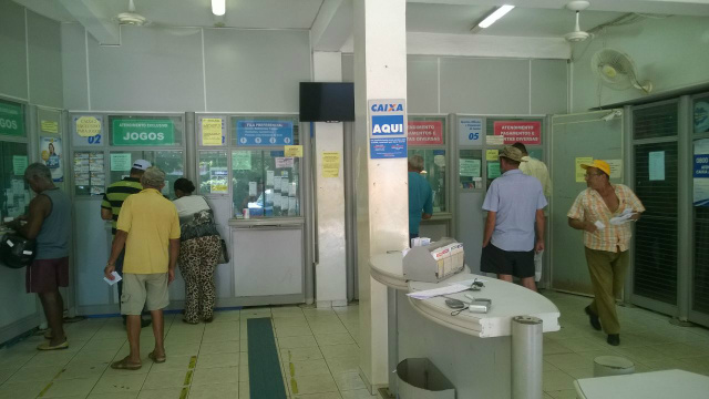Movimento de clientes aumentou na lotérica após a divulgação da notícia do bilhete premiado. (Fotos: Lucas Gustavo/ Rádio Caçula).