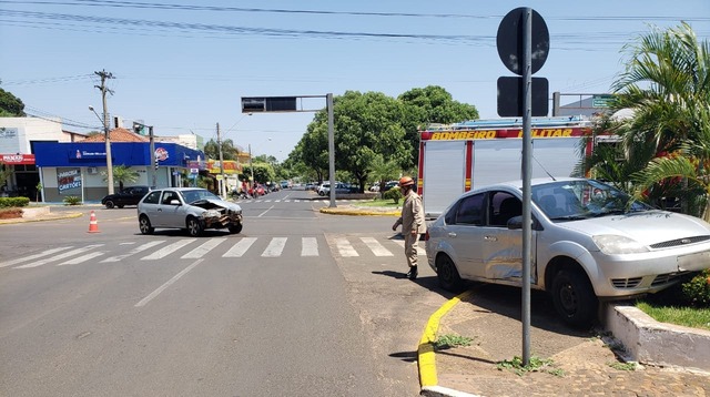 Acidente ocorrido no cruzamento das avenidas Capitão Olinto Mancini com a Eloy Chaves. Foto: Fábio Campos/ Rádio Caçula.