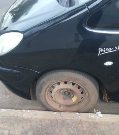 Pneu estourado na Avenida Rosário Congro
