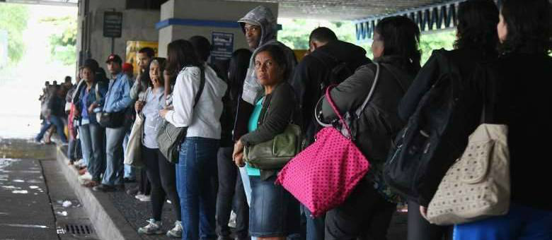 Ponto de ônibus no Rio de Janeiro (Foto: Agência O Dia)