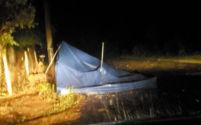 Tenda de estrutura montada em frente a hospital foi derrubada pelo temporal — Foto: Redes sociais