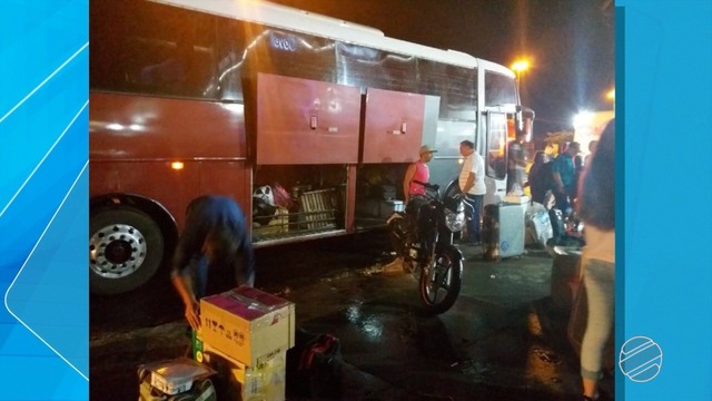 Moto e pneus carecas são encontrados dentro de ônibus clandestino que transportava 40 passageiros em MS. — Foto: Reprodução/TV Morena 