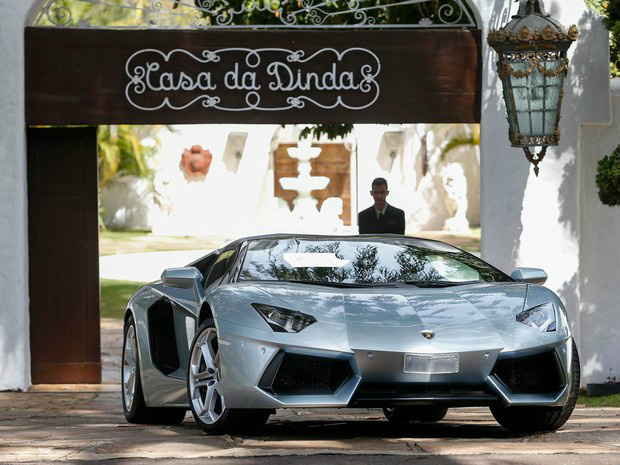 Lamborghini foi levada por políciais federais da Casa da Dinda para a superintendência da PF, em Brasília. (Foto: Pedro Ladeira/Folhapress)