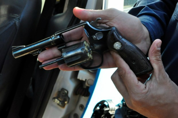 Arma usada para a prática do crime, um revolver calibre 38 com um projetil deflagrado (Foto: Nova News )