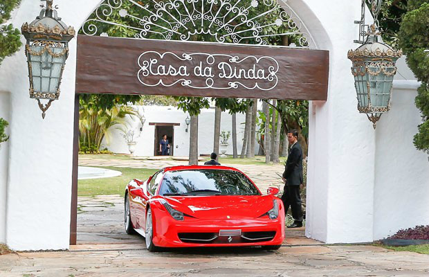 Ferrari apreendida na casa de Collor, em Brasília. (Foto: Pedro Ladeira/Folhapress)