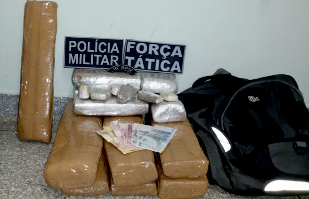 Droga e mochila apreendida com o Jovem de 18 anos na manhã desta terça-feira (14) em ônibus -Foto: Ribero Júnior / SiligaNews