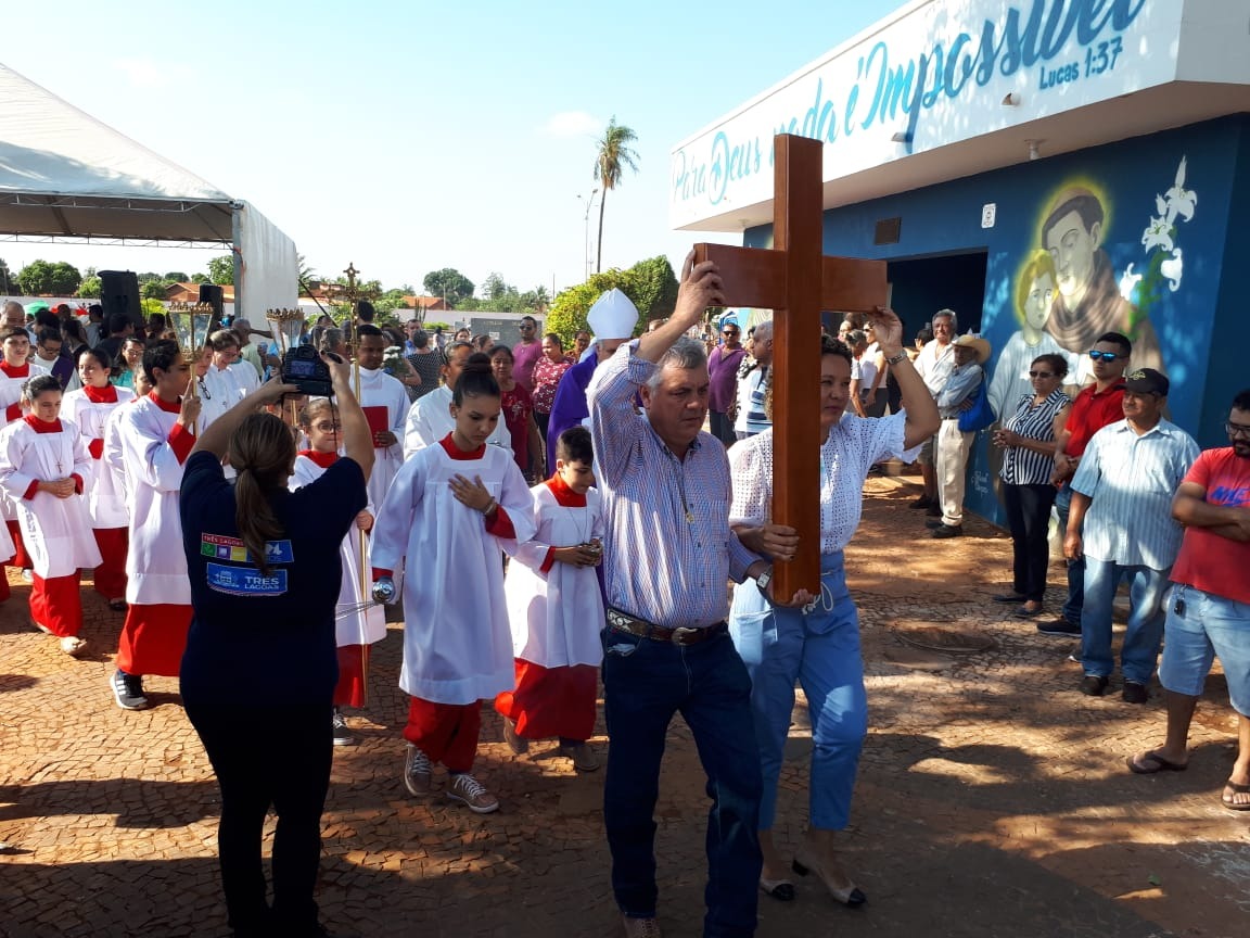 Prefeito e primeira dama participaram de celebração de uma Missa no local - Foto: Arquivo Pessoal / Rádio Caçula