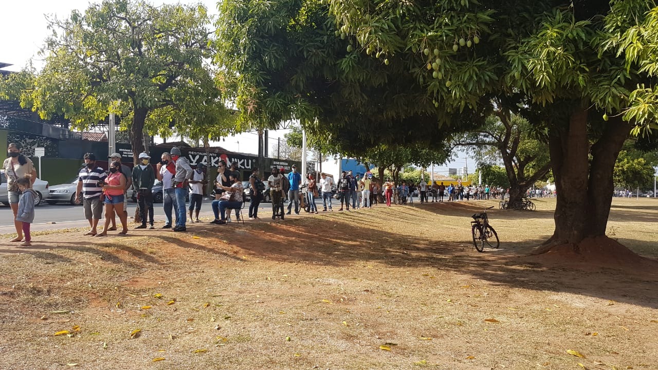 Em poucas horas, centenas de pessoas aproximavam-se de milhares - Fotos: Julia Vasquez / Rádio Caçula