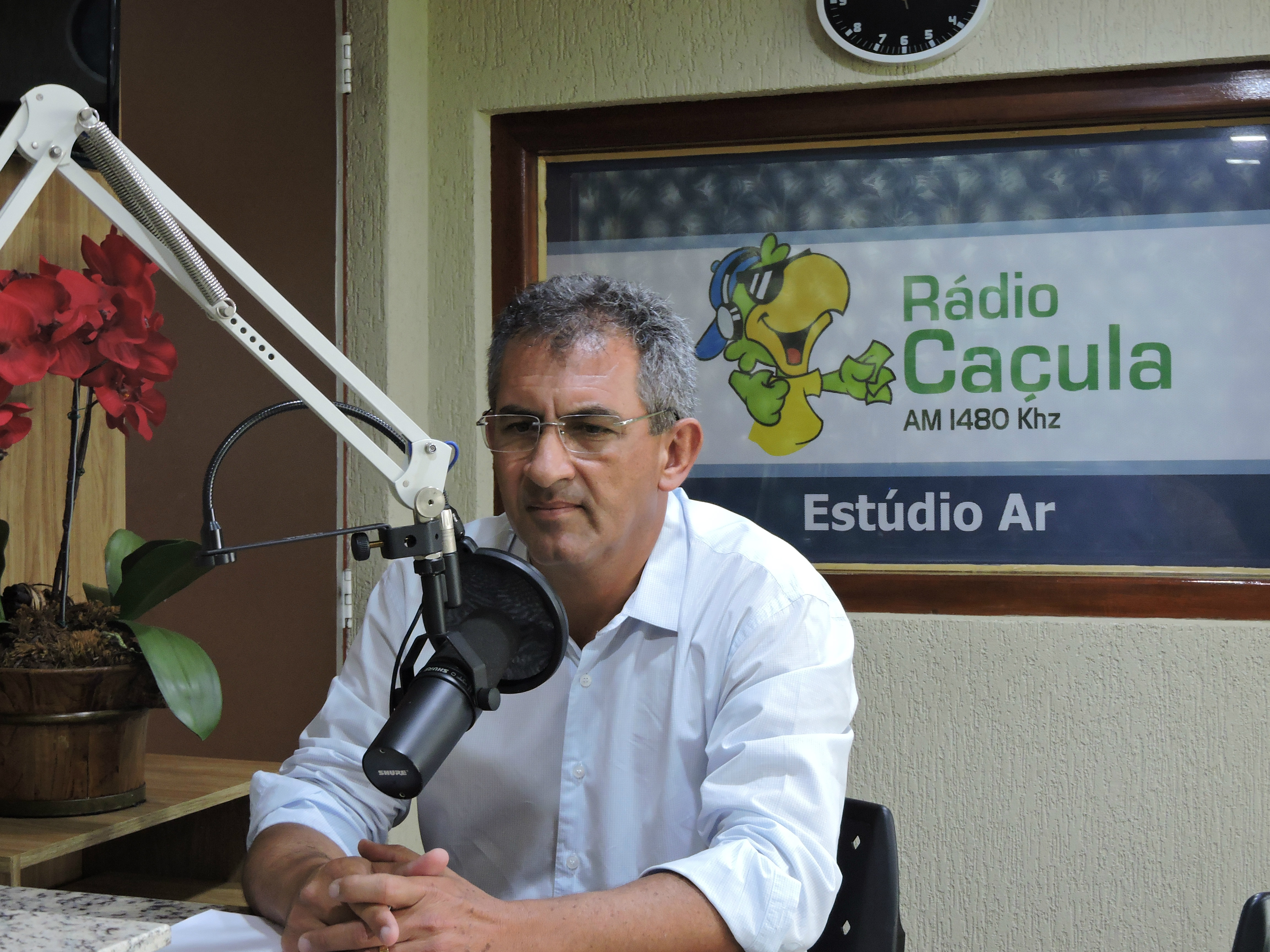 Gilmar Araújo Tabone, Secretário de administração, participou do programa Linha Direta com a Notícia. Foto: Rádio Caçula