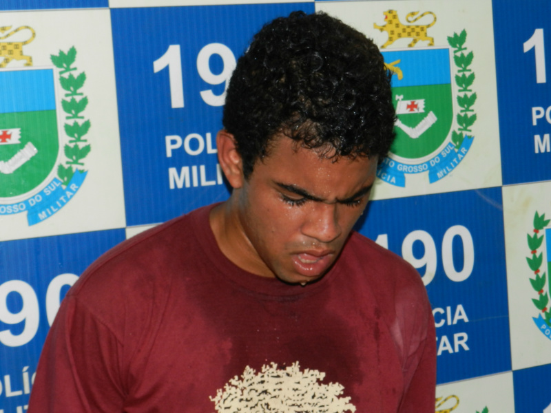 o Jorge Renan Ventura da Silva de 19 anos, preso em flagrante por furto,cansado de tanto correr foi detido por populares, até a chegada da Polícia. Foto: Rádio Caçula