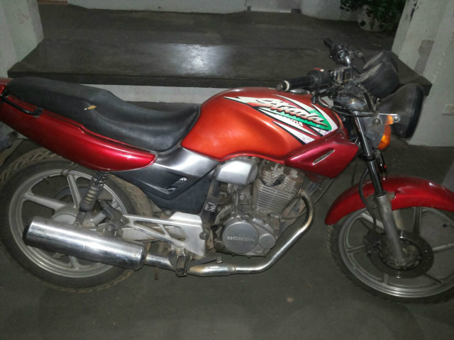 Motocicleta apreendida na casa da jovem. (Foto: Rádio Caçula).