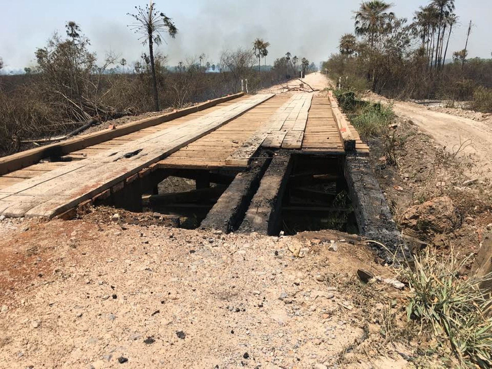 Ponte atingida por incêndio no Pantanal de MS; ao fundo, fumaça — Foto: Edmar Melo/ TV Morena 