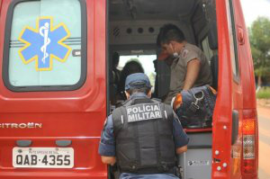 Bombeiros e policiais trabalham no resgate a menino atingido por disparo de chumbinho (Foto: Alcides Neto)
