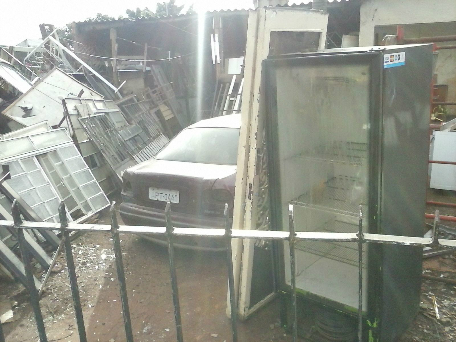 Carro teve parte de dentro danificada - Foto: Renan Nucci/Correio do Estado