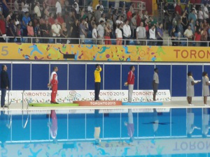O campo-grandense Léo de Deus no lugar mais alto do pódio durante o hino nacional (Foto: G1)