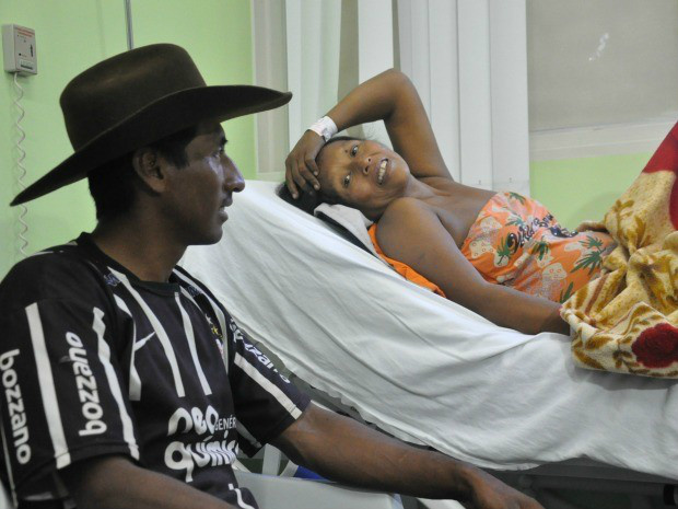 Marido e mulher ainda no hospital onde quadrigêmeas nasceram (Foto: Gabriela Pavão/G1 MS/Arquivo)