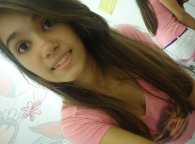 Cassiele está com uniforme da rede estadual de ensino, calça jeans e mochila roxa; (Arquivo pessoal)