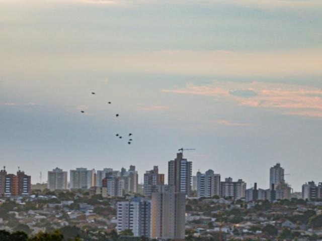 Amanhecer desta terça-feira na região central de Campo Grande. (Foto: Marcus Maluf)